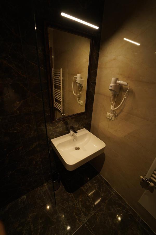 Monarch Hotel Prizren Esterno foto