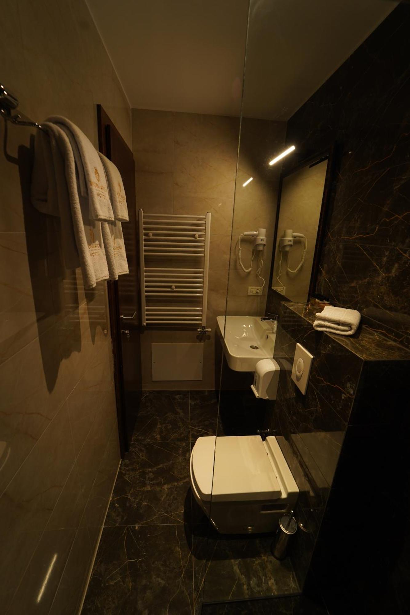Monarch Hotel Prizren Esterno foto