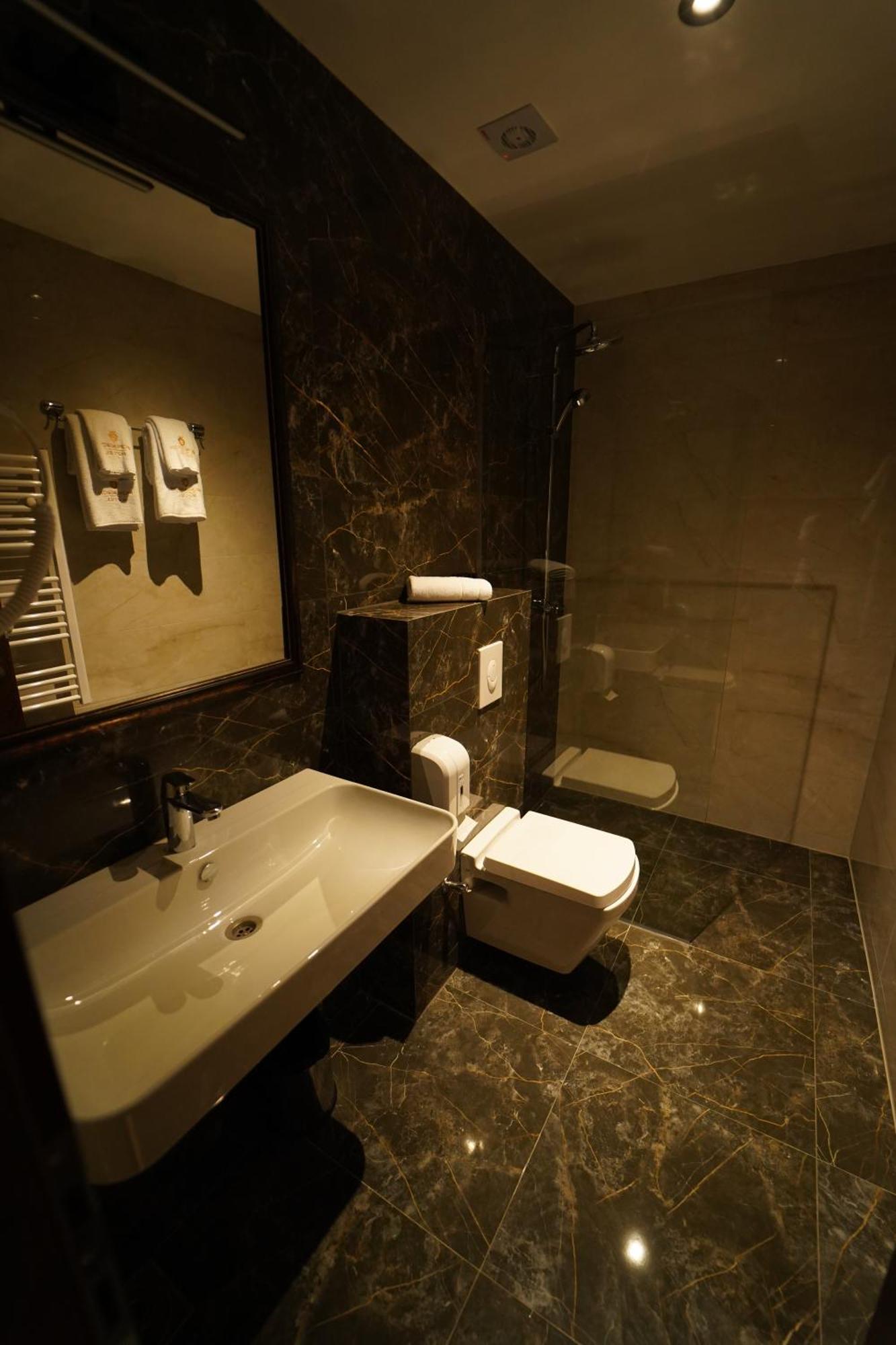 Monarch Hotel Prizren Esterno foto