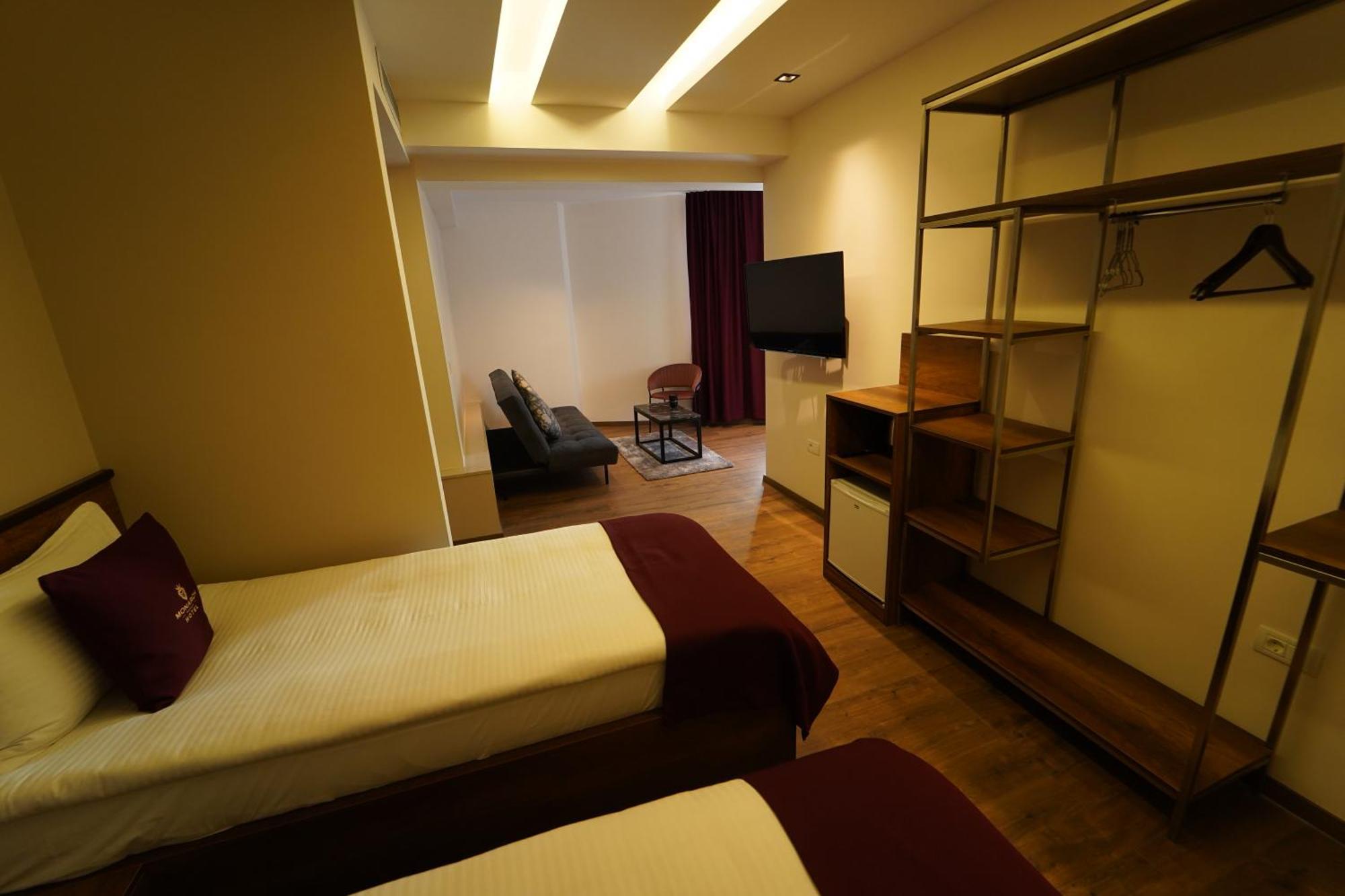 Monarch Hotel Prizren Esterno foto