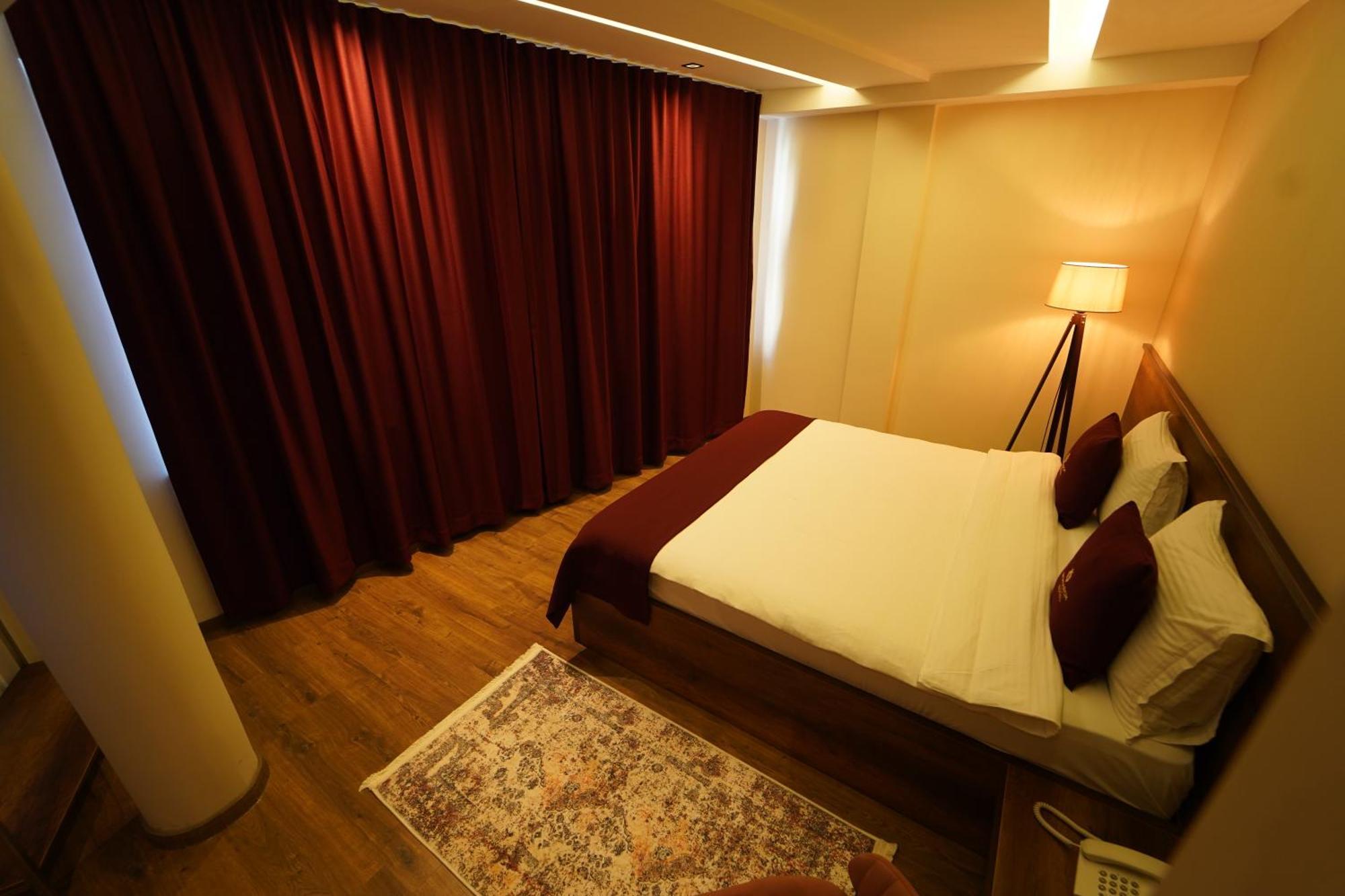 Monarch Hotel Prizren Esterno foto