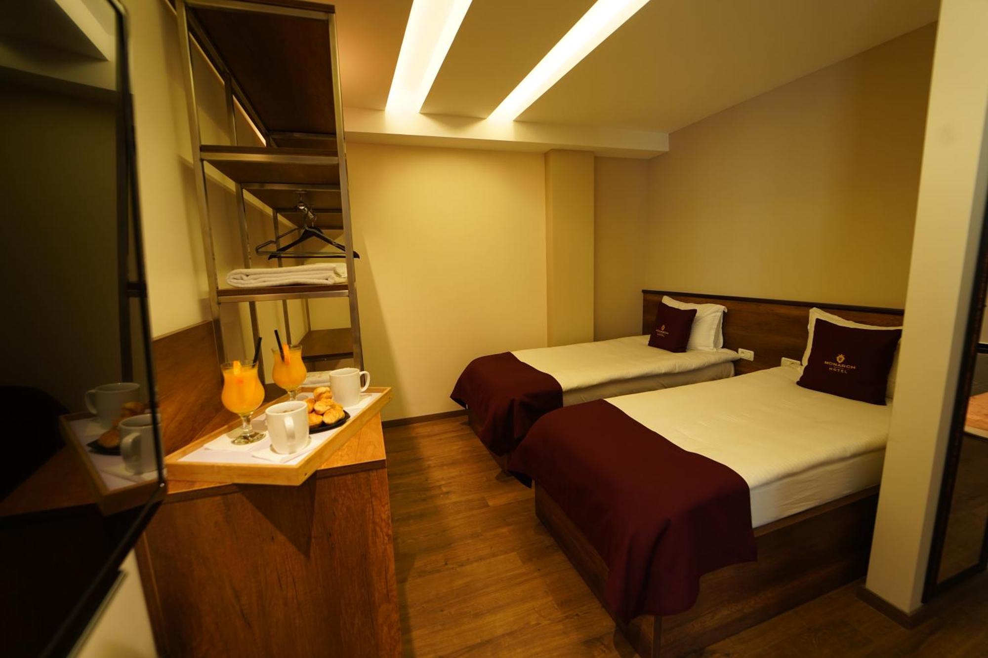 Monarch Hotel Prizren Esterno foto