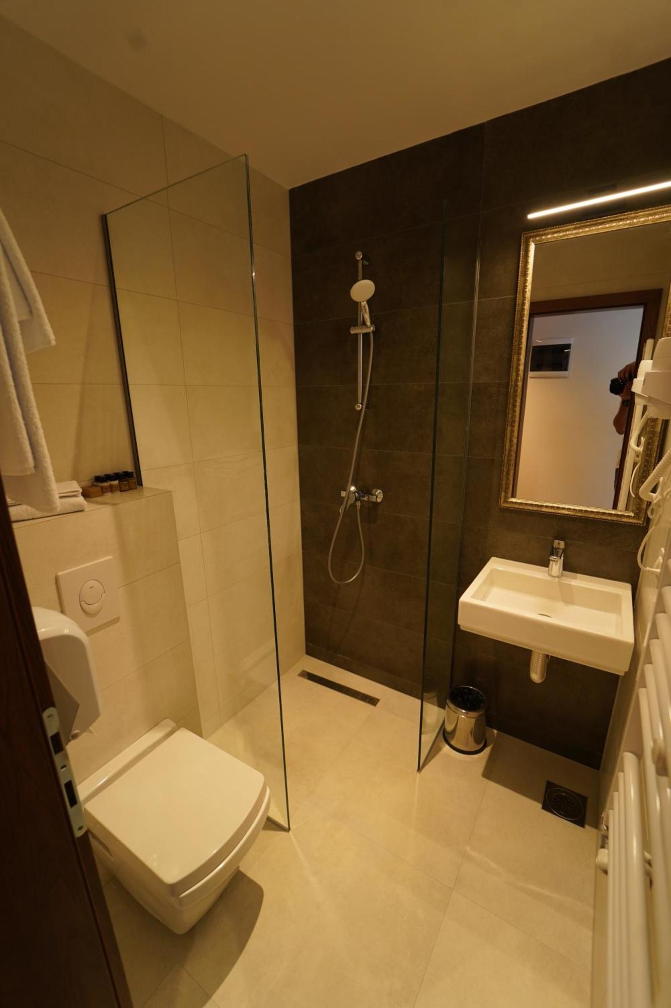 Monarch Hotel Prizren Esterno foto