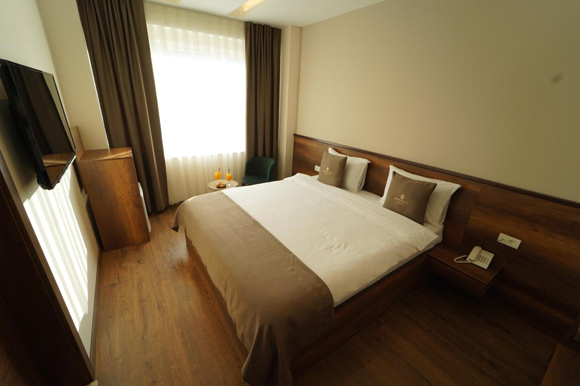 Monarch Hotel Prizren Esterno foto